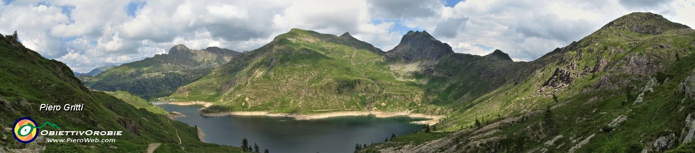 80 Vista sui Laghi Gemelli risalendo il sent. 215 per il Passo di Mezzeno.jpg